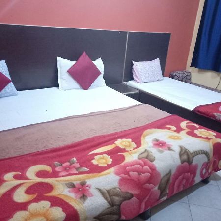 Yash Guest House 01 Minute Walk In Nizamuddin Railway Station New Delhi Eksteriør billede