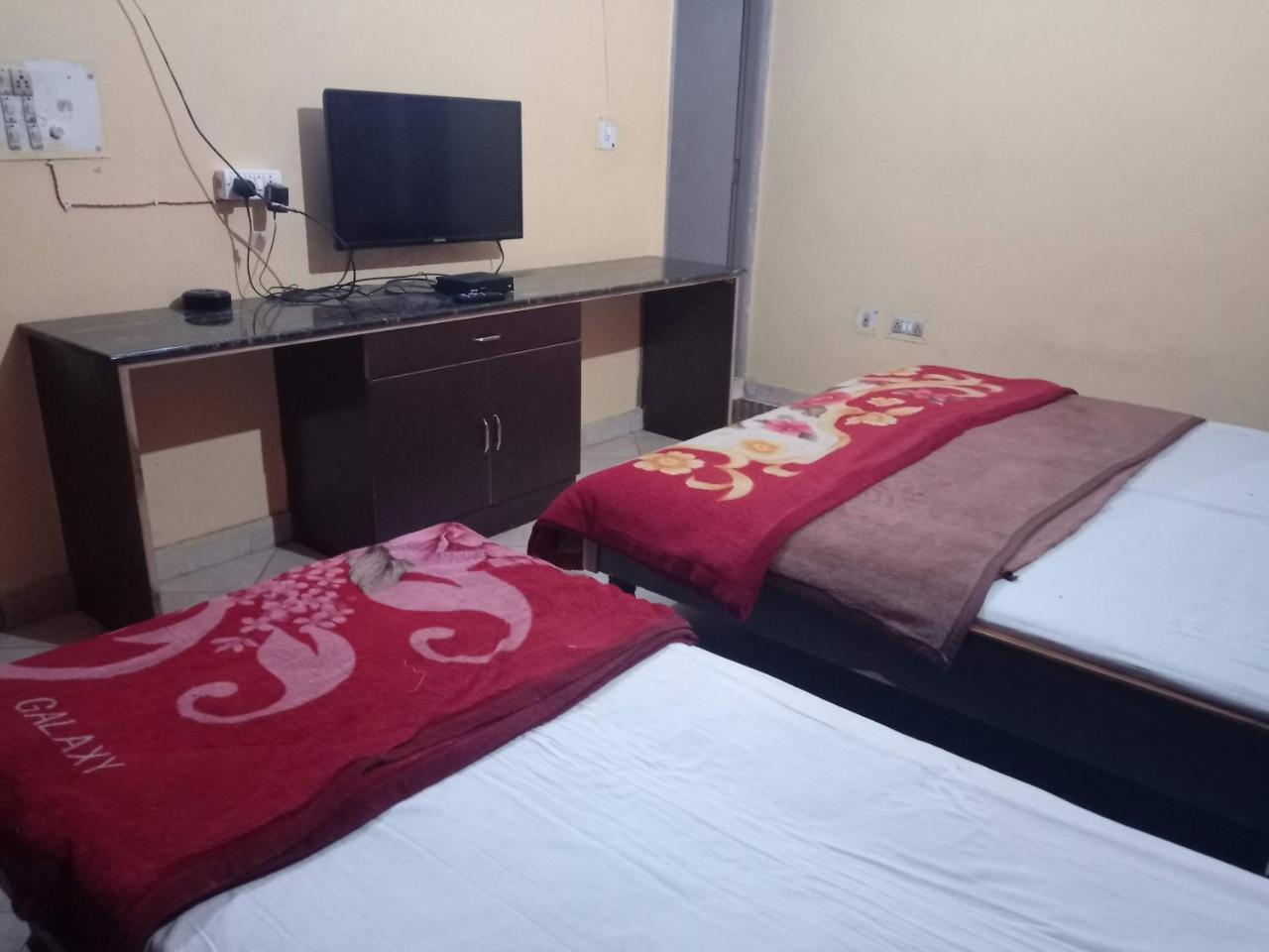 Yash Guest House 01 Minute Walk In Nizamuddin Railway Station New Delhi Eksteriør billede