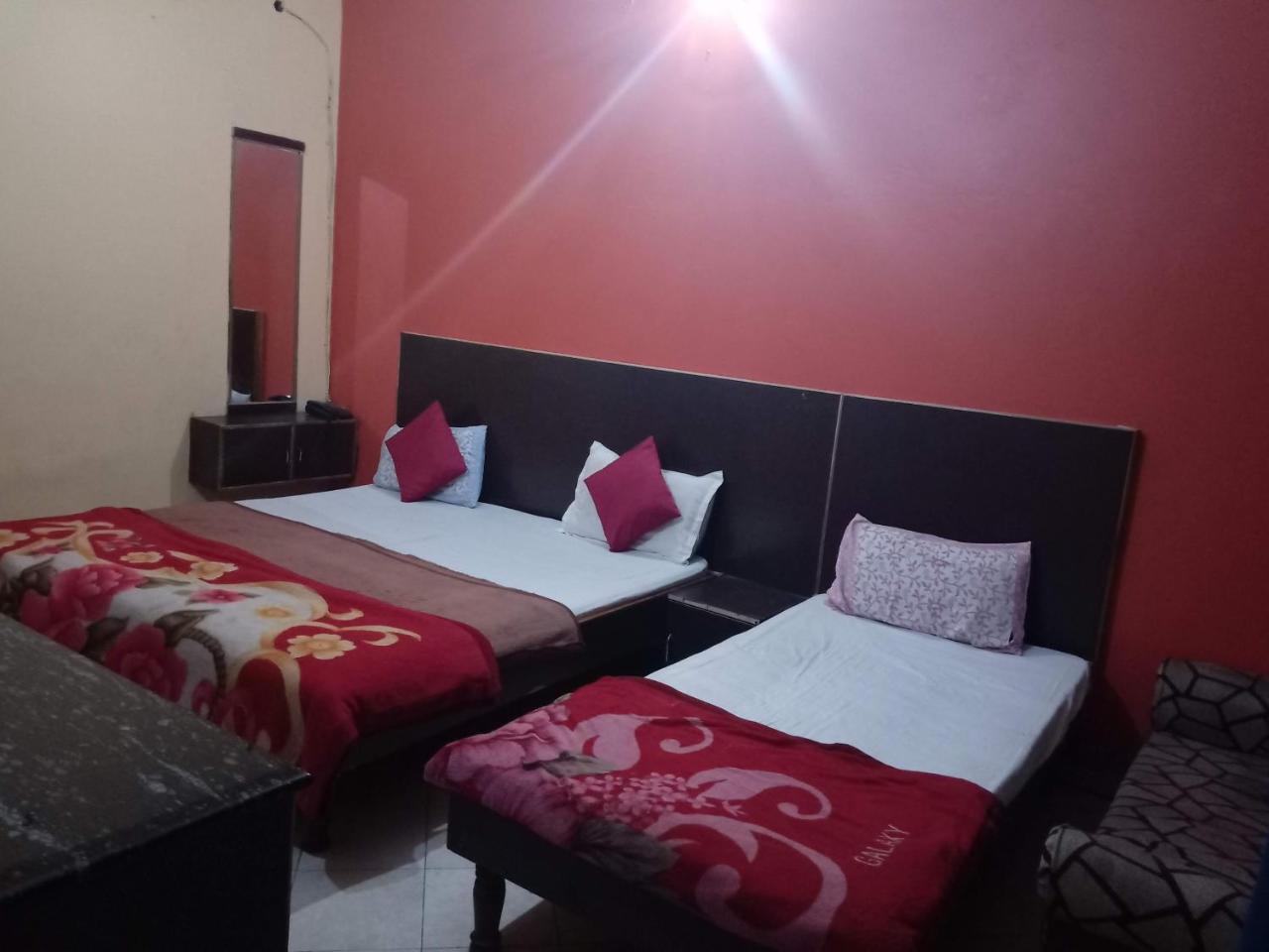 Yash Guest House 01 Minute Walk In Nizamuddin Railway Station New Delhi Eksteriør billede