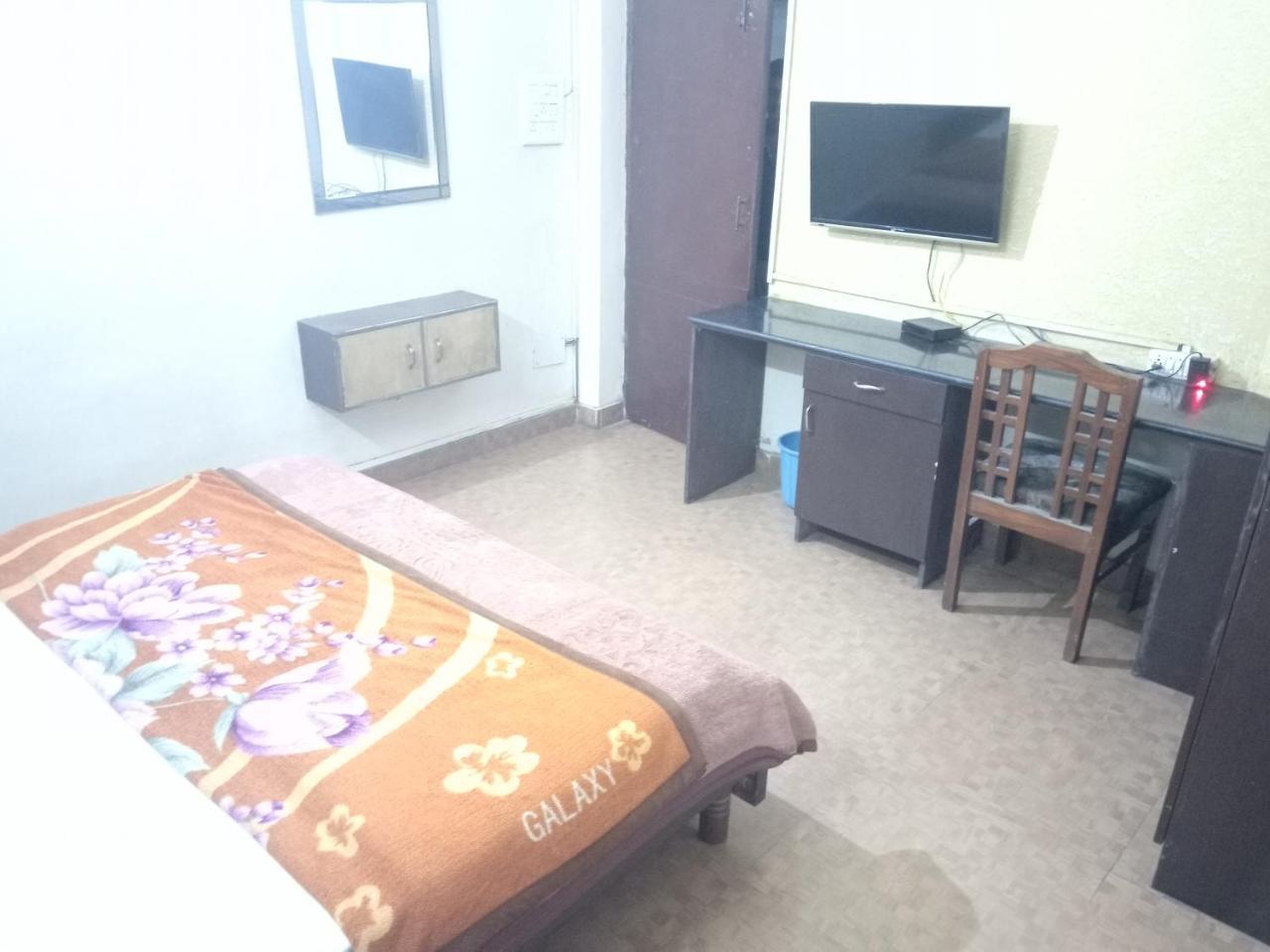 Yash Guest House 01 Minute Walk In Nizamuddin Railway Station New Delhi Eksteriør billede