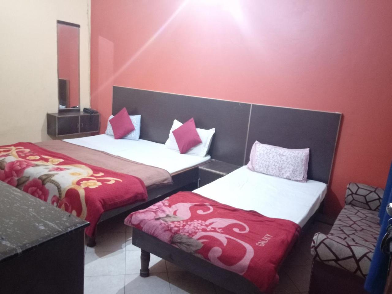 Yash Guest House 01 Minute Walk In Nizamuddin Railway Station New Delhi Eksteriør billede