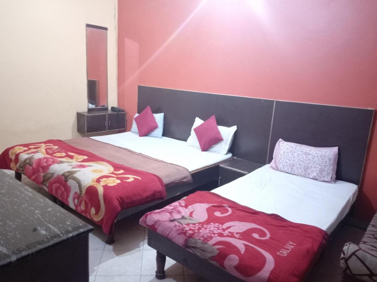 Yash Guest House 01 Minute Walk In Nizamuddin Railway Station New Delhi Eksteriør billede