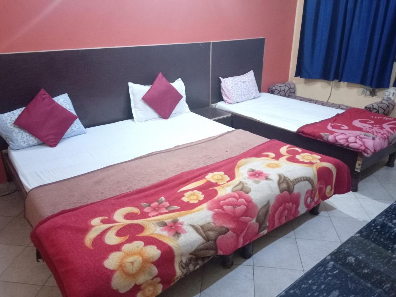 Yash Guest House 01 Minute Walk In Nizamuddin Railway Station New Delhi Eksteriør billede