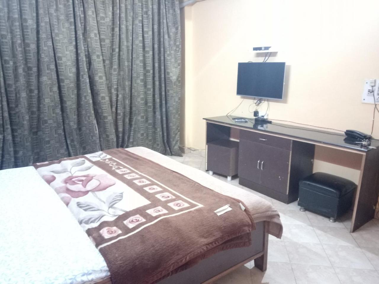 Yash Guest House 01 Minute Walk In Nizamuddin Railway Station New Delhi Eksteriør billede