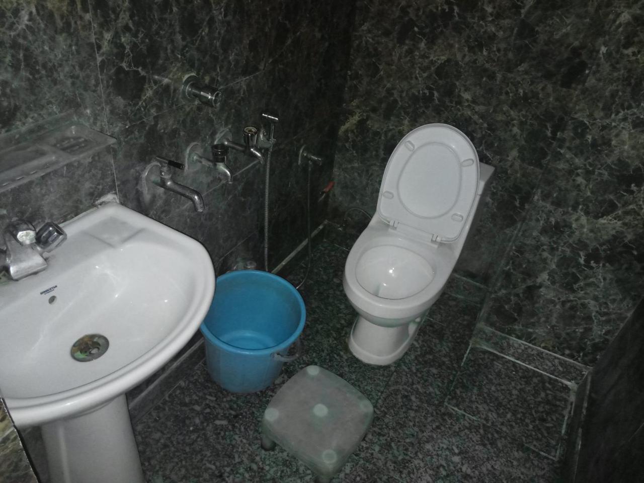 Yash Guest House 01 Minute Walk In Nizamuddin Railway Station New Delhi Eksteriør billede