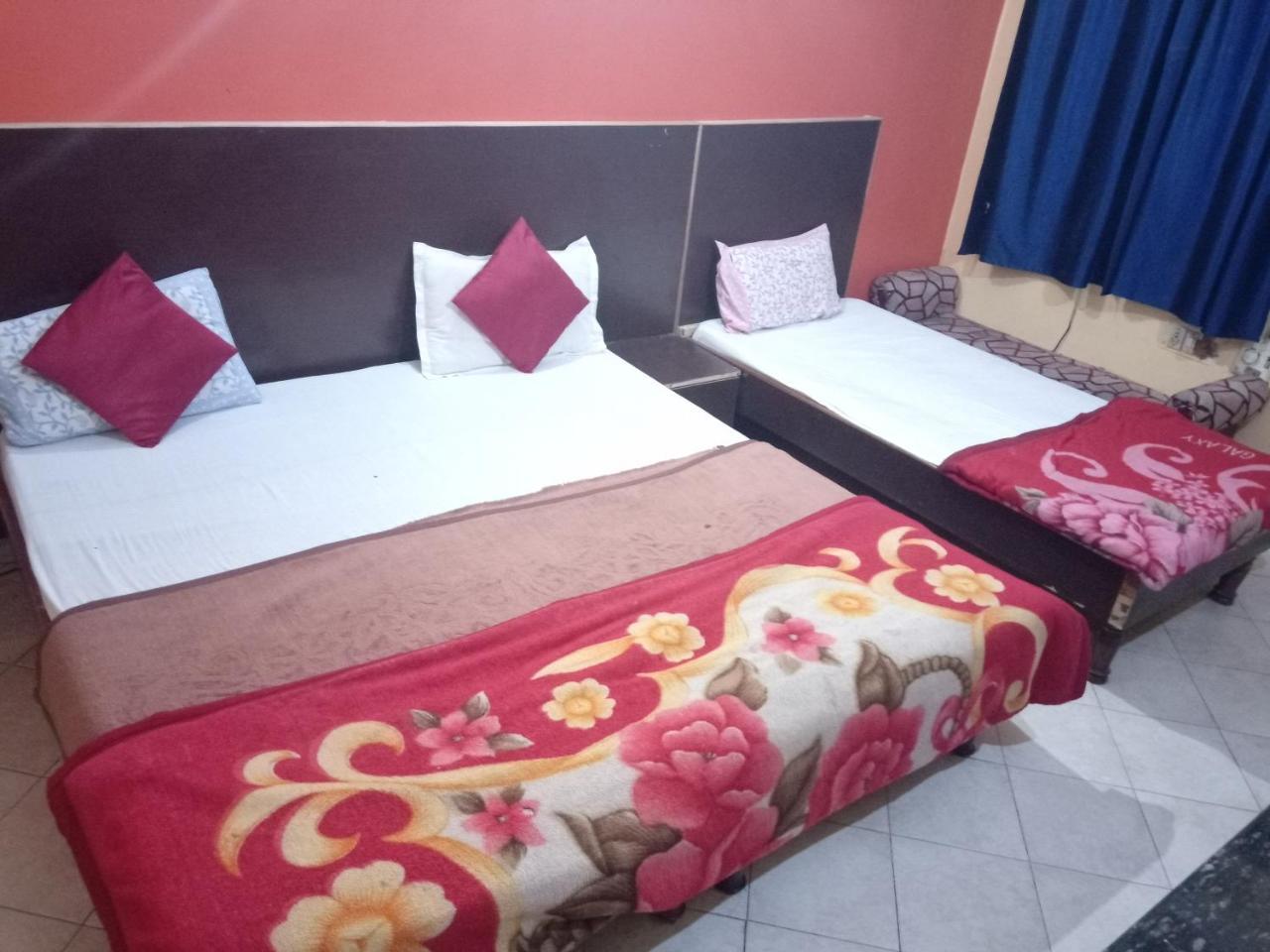 Yash Guest House 01 Minute Walk In Nizamuddin Railway Station New Delhi Eksteriør billede