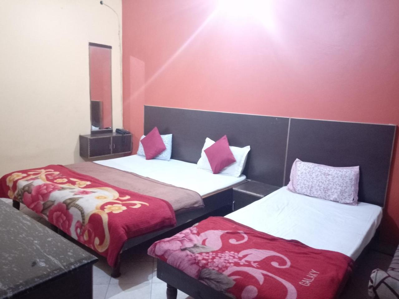 Yash Guest House 01 Minute Walk In Nizamuddin Railway Station New Delhi Eksteriør billede
