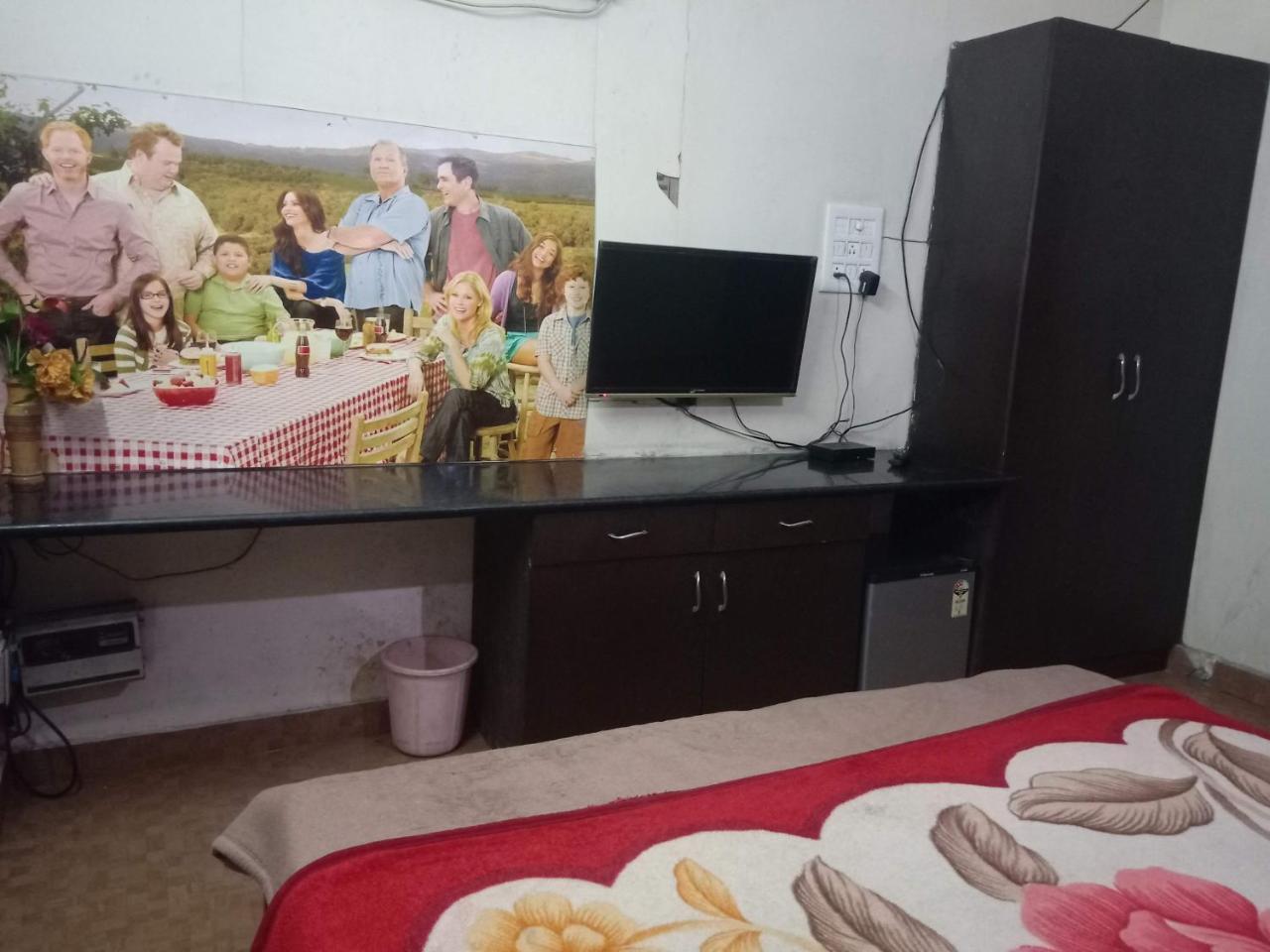 Yash Guest House 01 Minute Walk In Nizamuddin Railway Station New Delhi Eksteriør billede