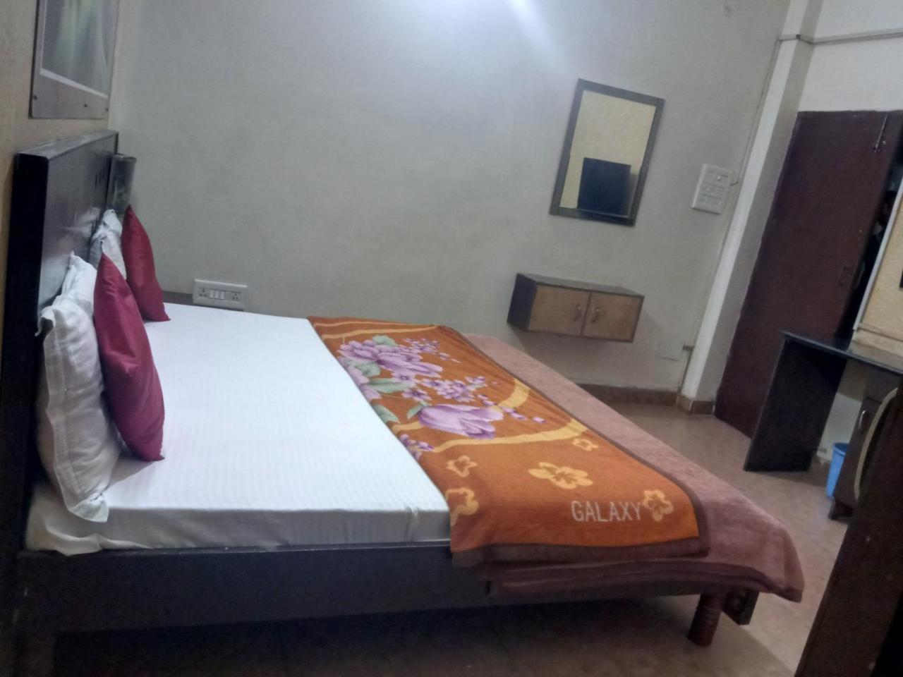 Yash Guest House 01 Minute Walk In Nizamuddin Railway Station New Delhi Eksteriør billede