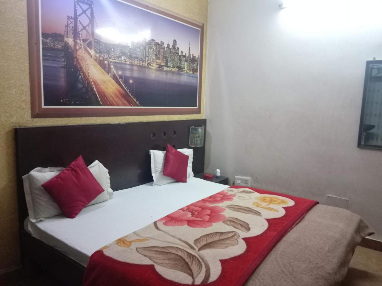 Yash Guest House 01 Minute Walk In Nizamuddin Railway Station New Delhi Eksteriør billede