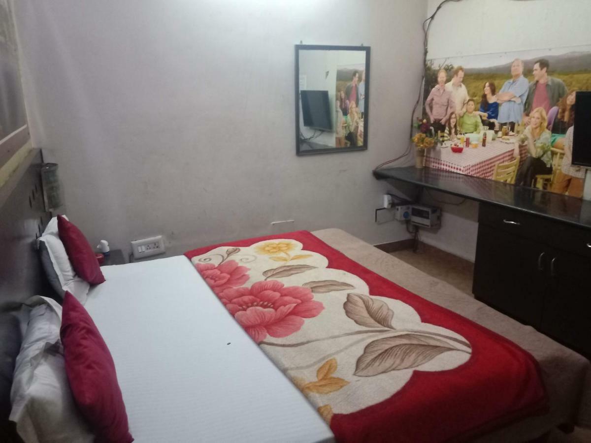 Yash Guest House 01 Minute Walk In Nizamuddin Railway Station New Delhi Eksteriør billede